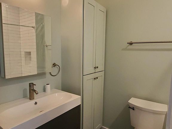 5th image of 2839 W Montrose Ave #2R