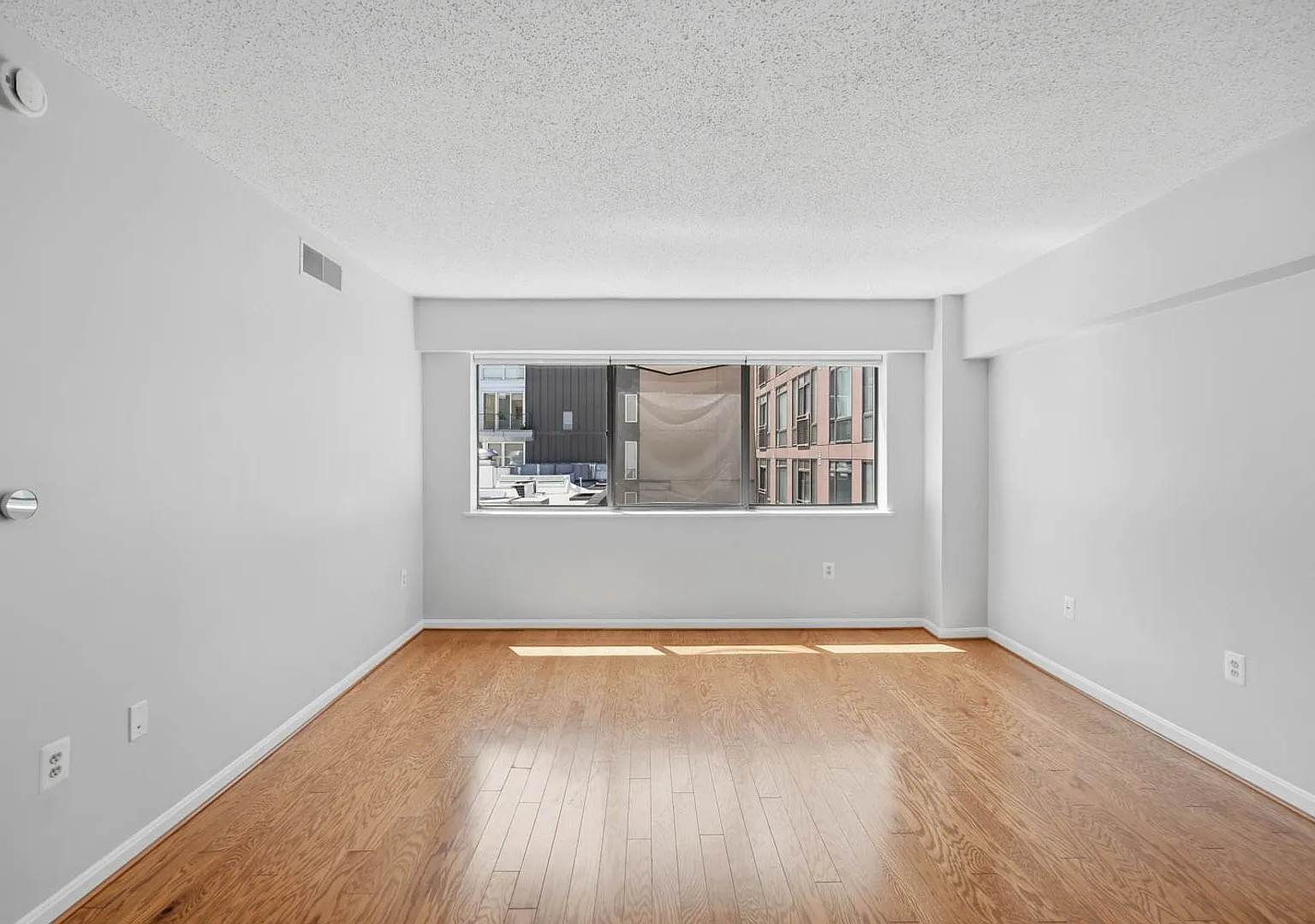 Logan Circle Condo | 1 Bed | 1 Bath | 625 Sf — Photo 3