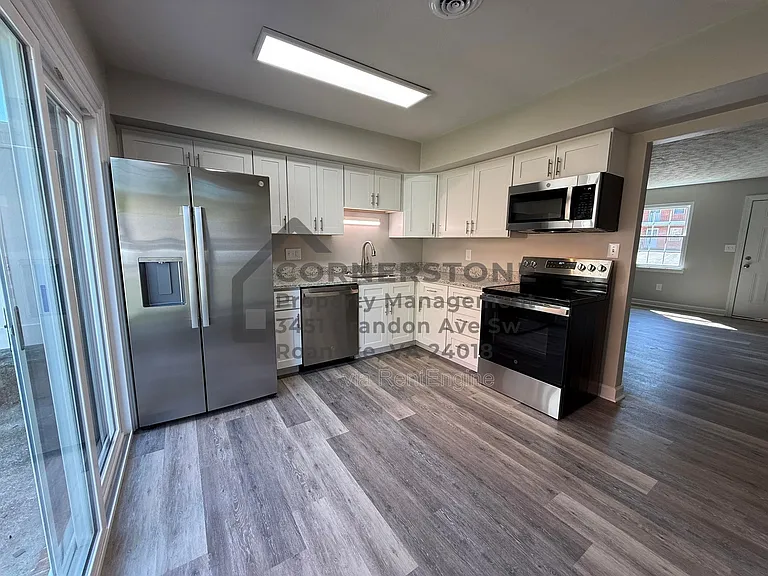 1902 Yeager Ave NE #4 — Photo 2