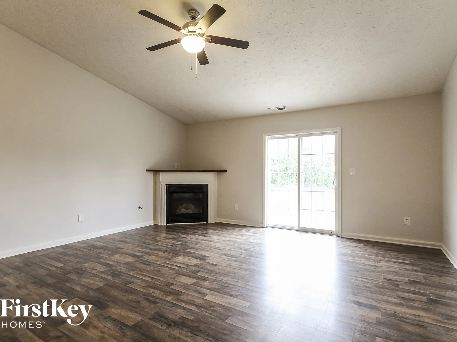 3 bed, 2.0 bath, 1692 sqft, $2,095 — Photo 2