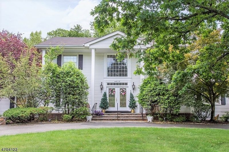 1st image of 22 Canterbury Dr