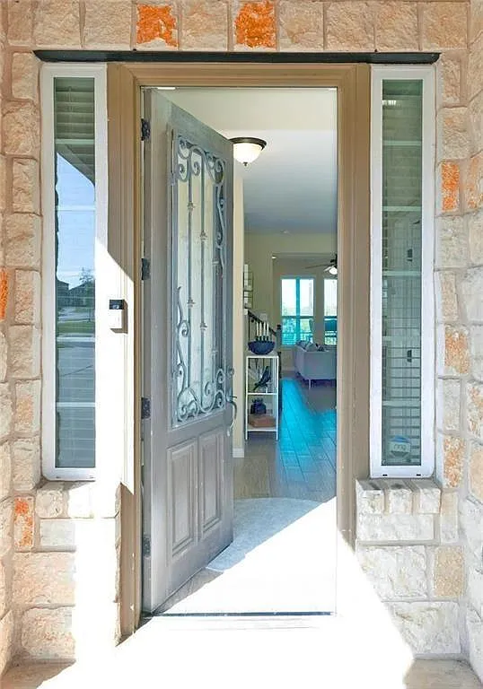 5 bed, 2.5 bath, 2762 sqft, $2,700 — Photo 3