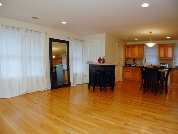 4th image of 56 Newark Pl