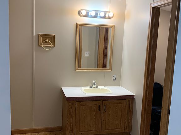 4th image of 105 Holly Ln