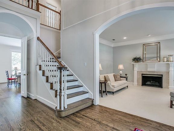 3rd image of 3125 Amesbury Dr