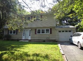 8 Hickory Pl, Randolph, NJ 07869