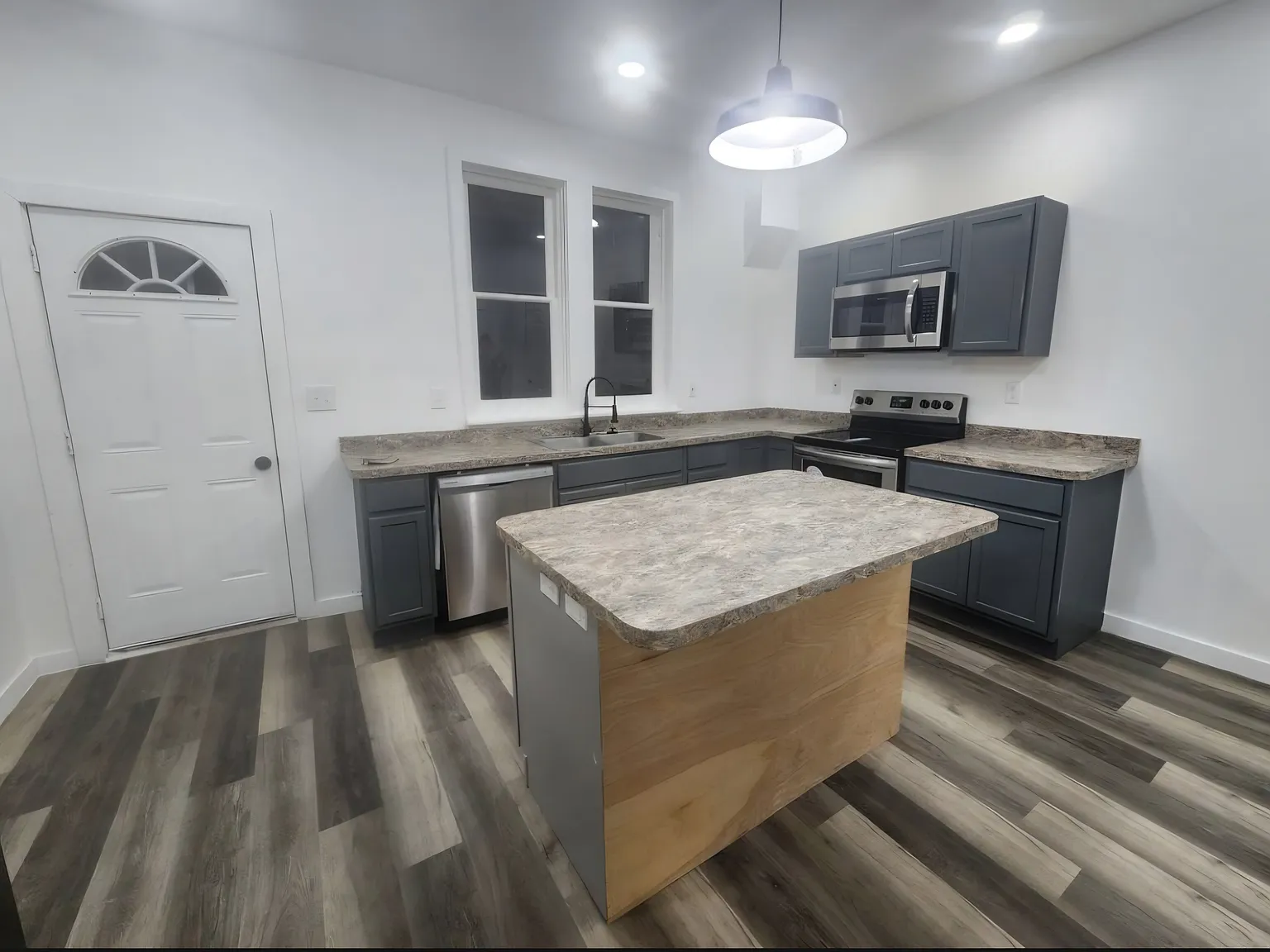 5 bed, 1804 sqft, $2,200 — Photo 2