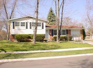 916 W Berkley Dr, Arlington Heights, IL 60004