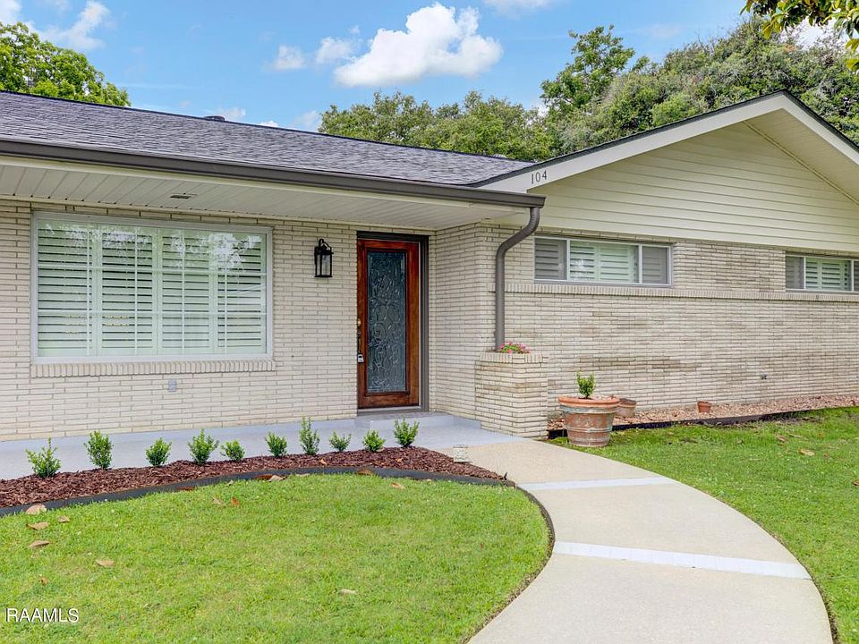 1st image of 104 White Oak Dr