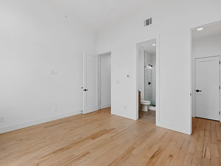 2080 Kelly Ave — Photo 12
