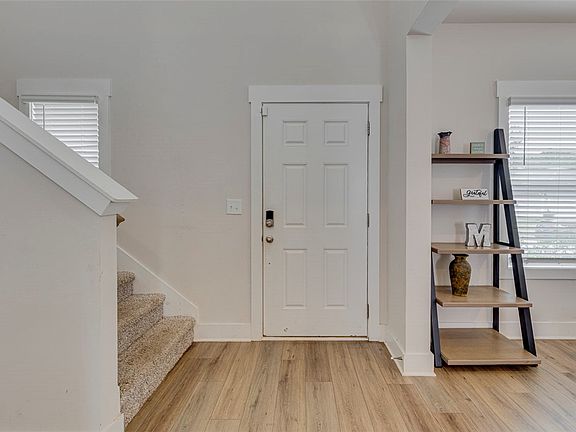5th image of 208 Roderick Ln
