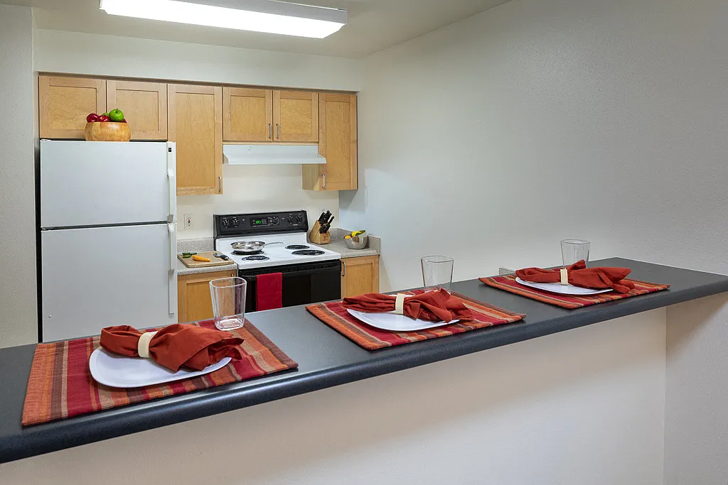 Stewart Court Apartments — Photo 1