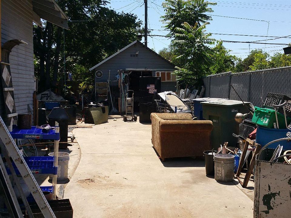 2nd image of 932 E Cortland Ave