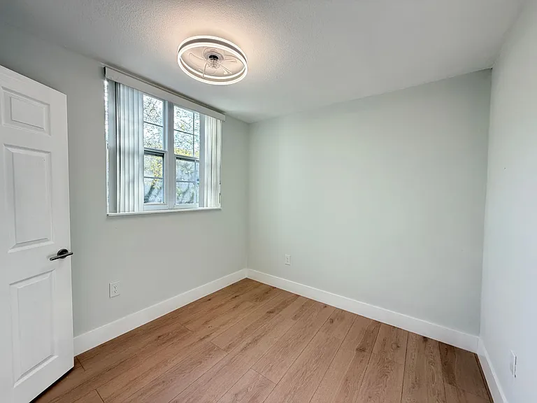 Valencia Apartments — Photo 13