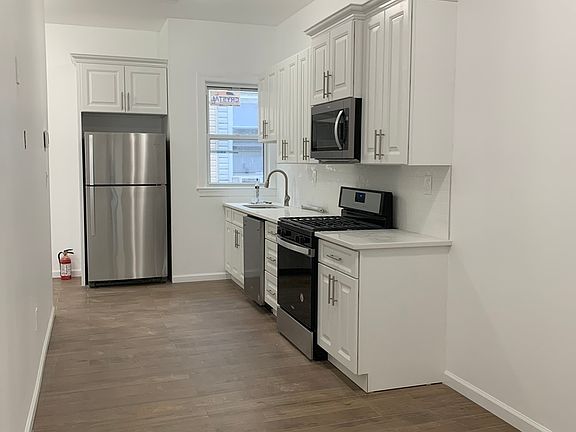 2nd image of 1881 Woodbine St Floor 1