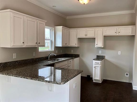 5th image of 738 Sapphire Dr
