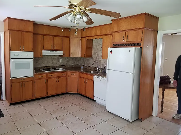 1405 Woodside Ave — Photo 3