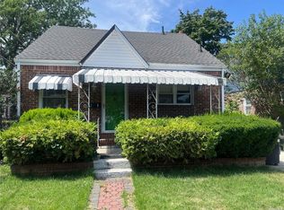 5 Wilton St, New Hyde Park, NY 11040
