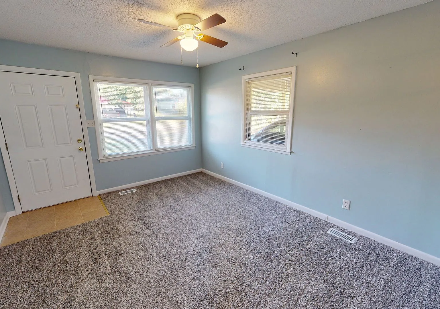 Beautiful Ranch w/ Large Fenced Back Yard Close to Shopping! — Photo 3
