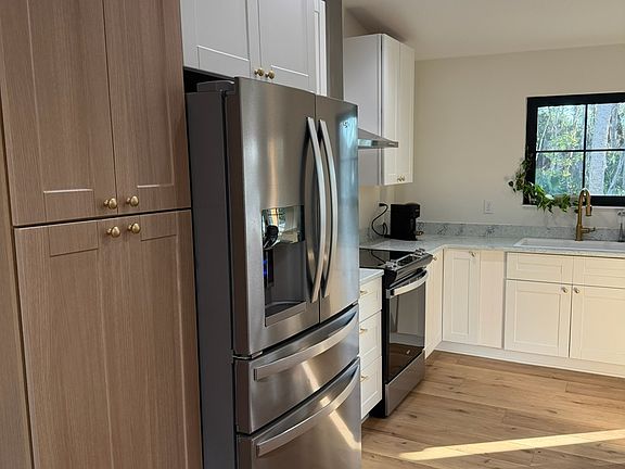 4th image of 232 SE Kings Bay Dr