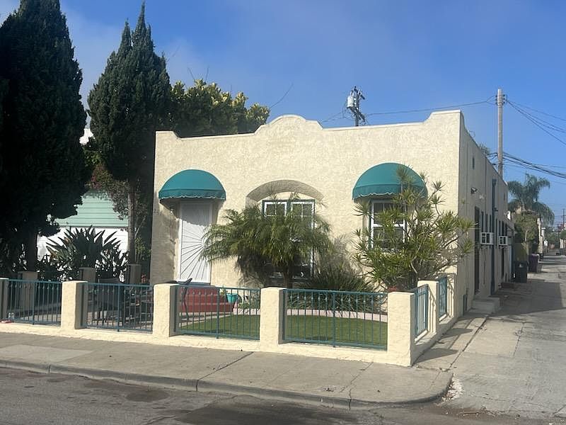 251 1/2 La Verne DUPLEX.

PRIME BELMONT SHORE
Appx. 650 Sq.Ft.