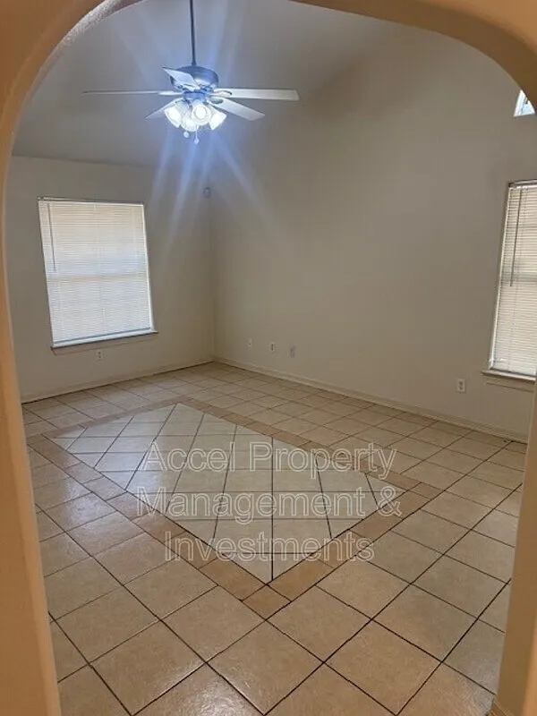 1 bed, 1.0 bath, $700 — Photo 4