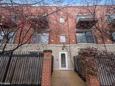 2520 W Bloomingdale Ave APT A, Chicago, IL, 60647