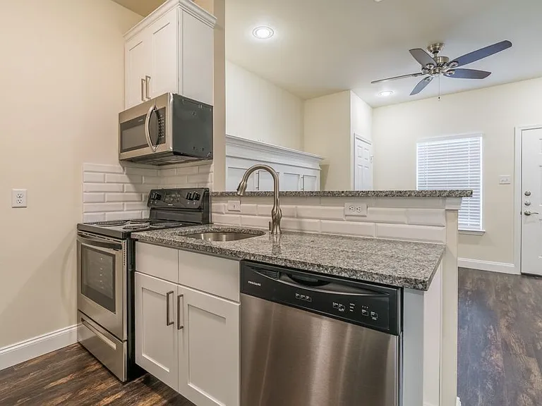 2407 Bois D Arc St — Photo 4