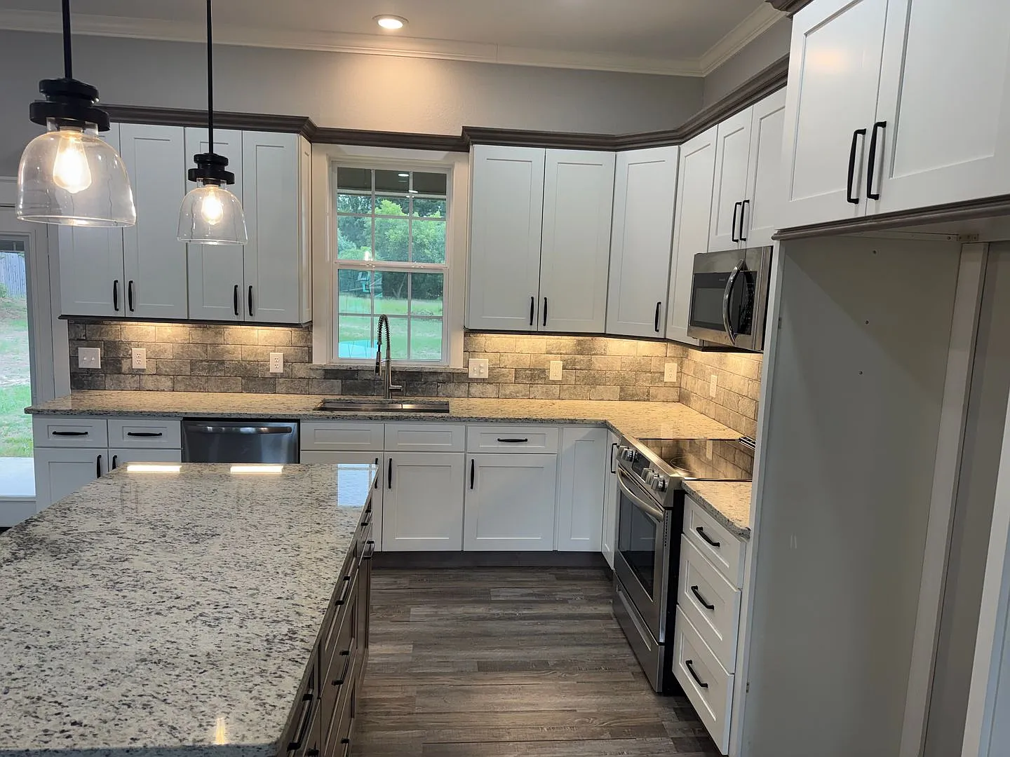 Elegant 3-bed/2-bath home! — Photo 4