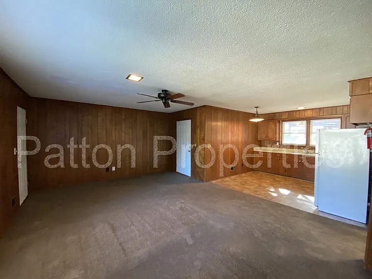 221 S Lucas St — Photo 4