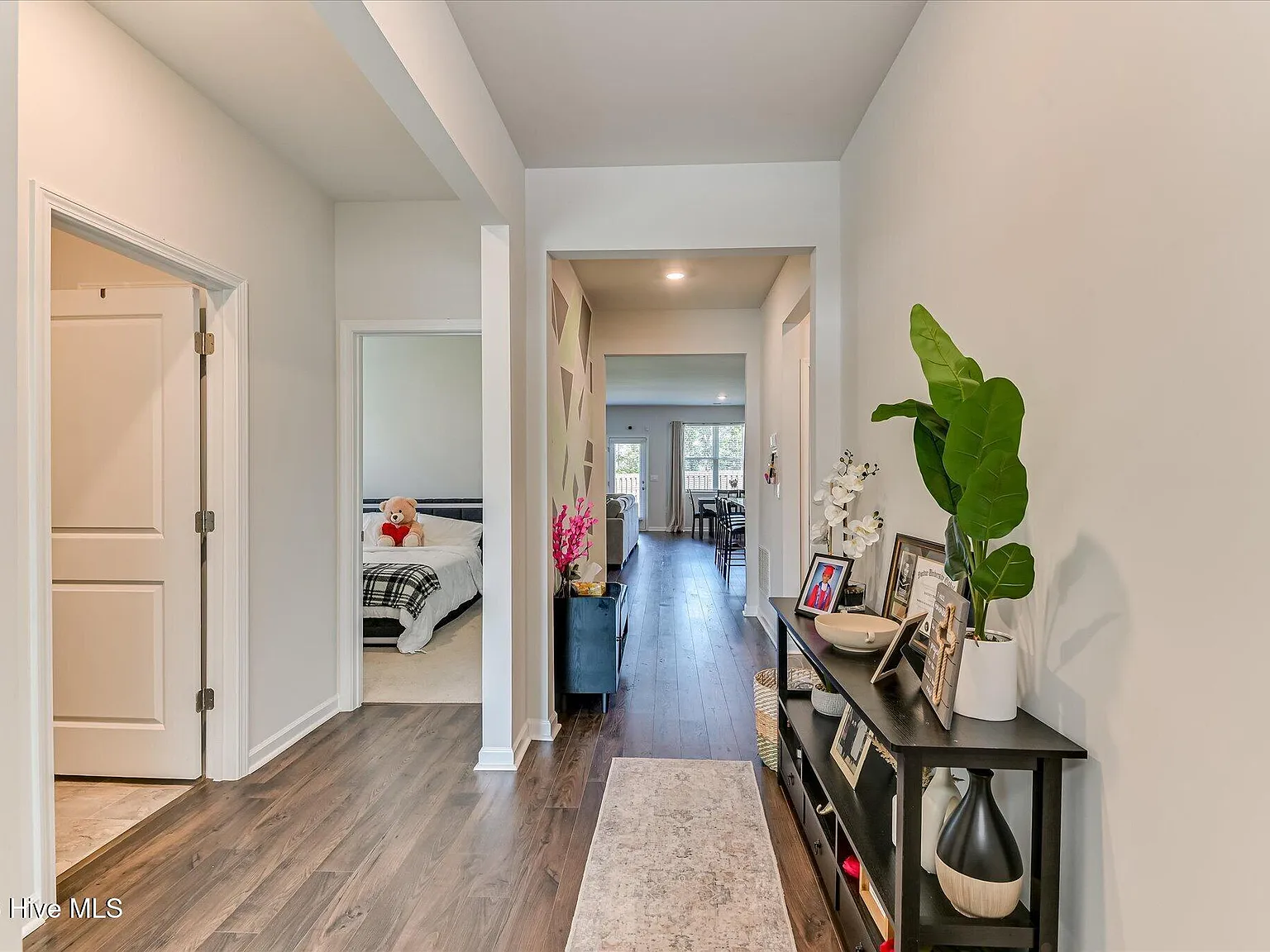 3 bed, 1.0 bath, 1714 sqft, $2,300 — Photo 3
