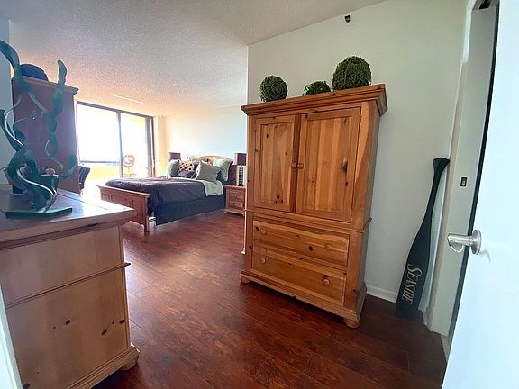 4th image of 2555 Collins Ave APT 810