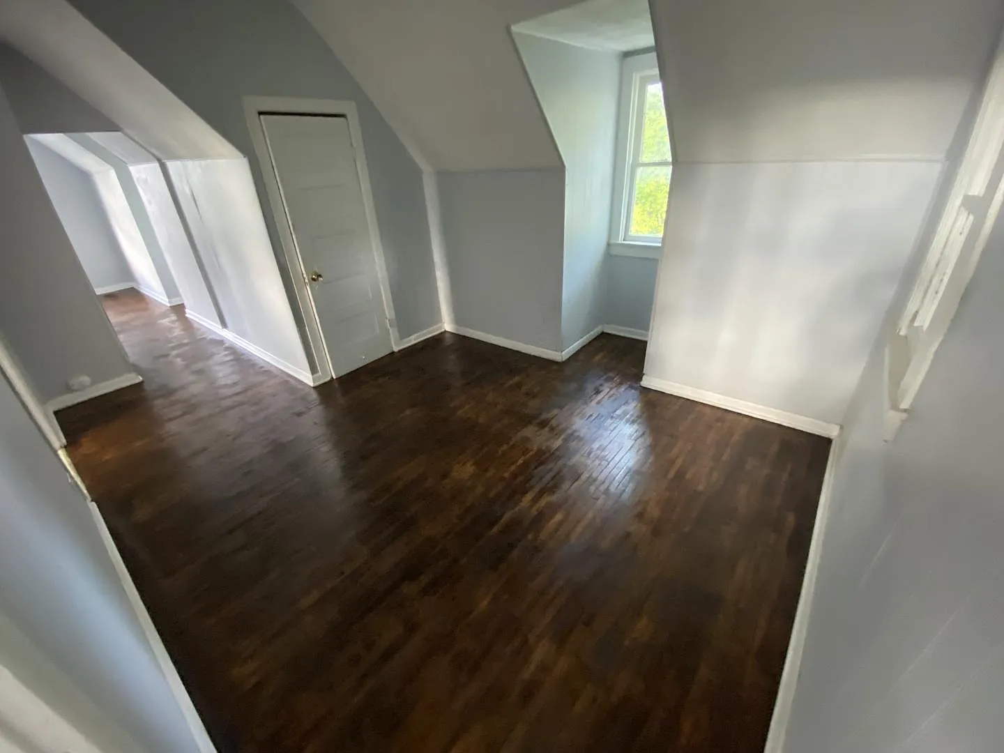 820 E Lewis St — Photo 3