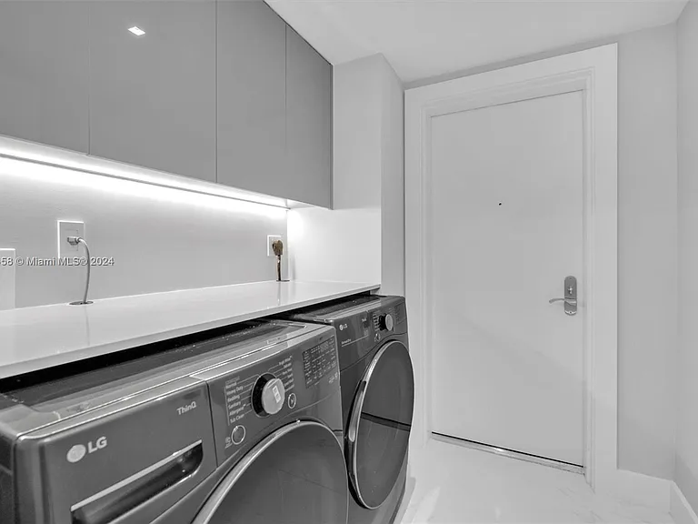 17001 Collins Ave #1408 — Photo 2
