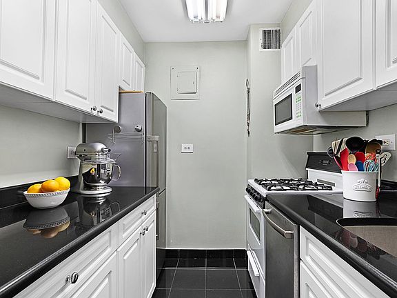 3rd image of 200 E 27th St APT 3A