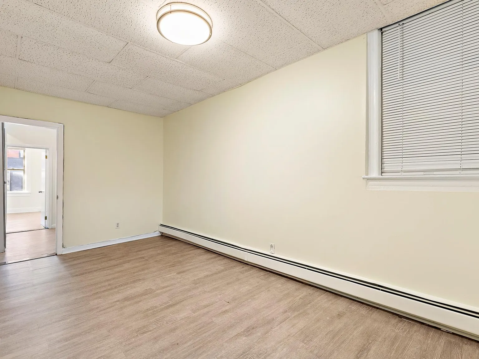 1 bed, 950 sqft, $2,100 — Photo 3