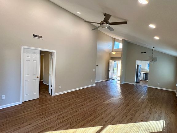 5th image of 2231 Hillcrest Dr