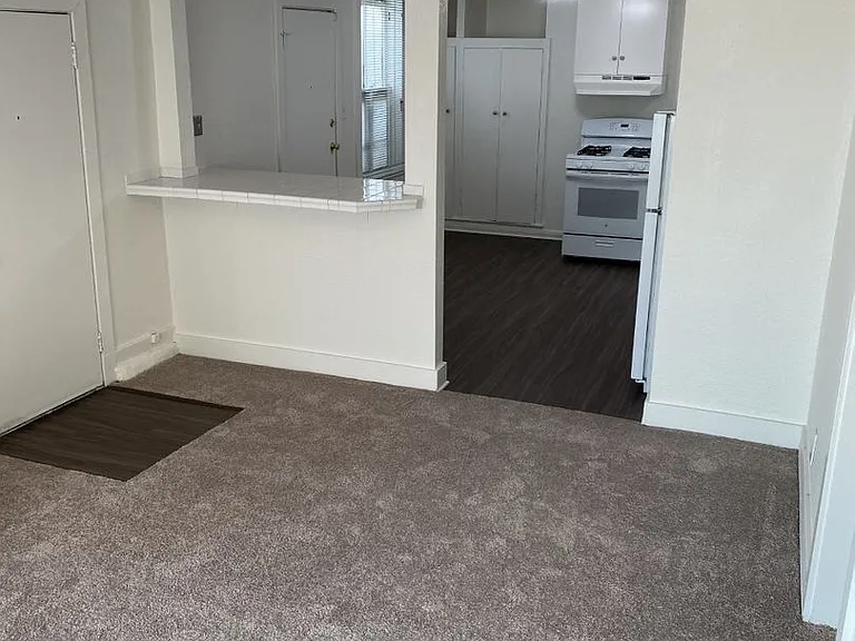 1 BR, 1 Bath, 690 sq. ft. Victorian Unit - Close to Ferry Terminal — Photo 4