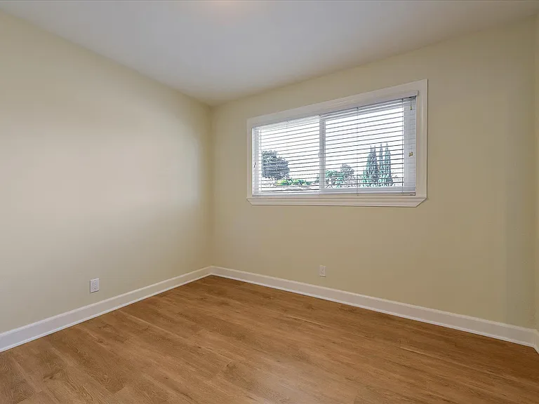 2448 Whitethorne Dr — Photo 27