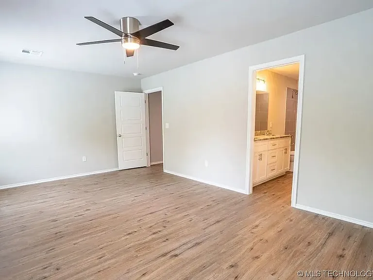 518 W 2nd St — Photo 11