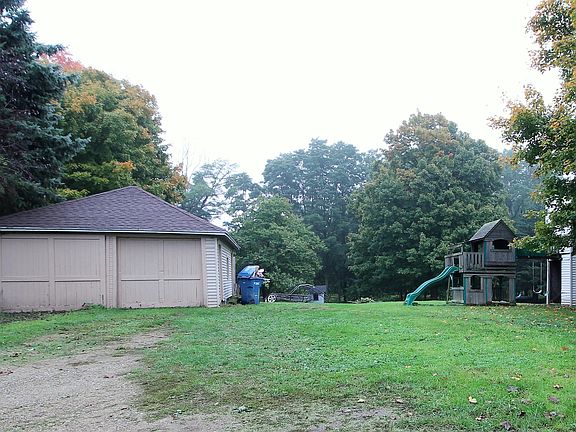 5th image of 265 Maple St
