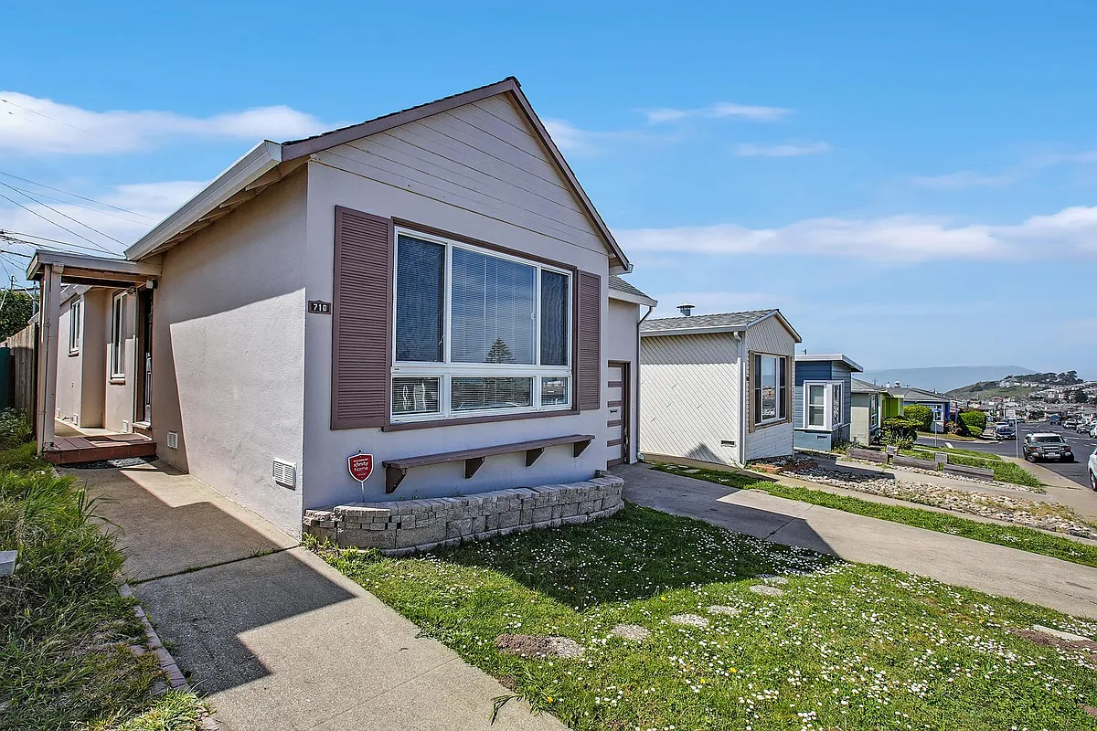 Building Photo - 710 Skyline Dr