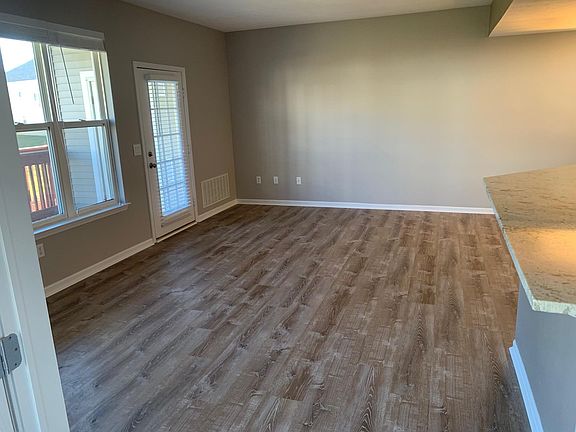 Large great room w new wood floors
