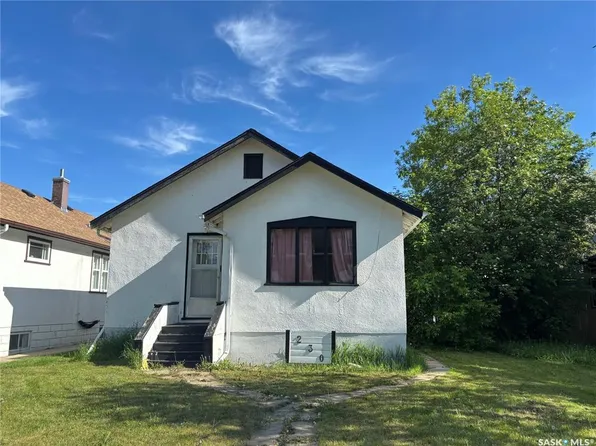 230 10th STREET E, Prince Albert, SK S6V 0Y9