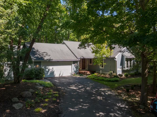 848 Center St, Douglas, MI 49406