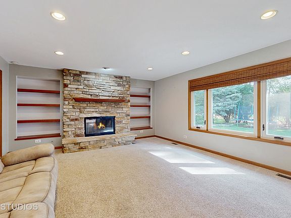 5th image of 570 N Sharon Dr