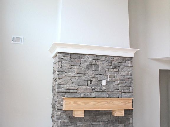 3rd image of 7 E Sweet Briar Way