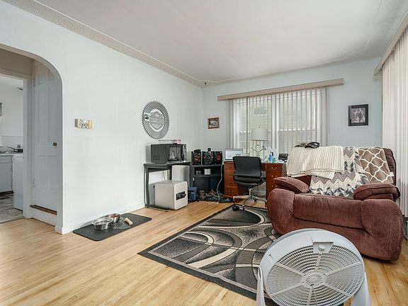 2nd image of 40 Gordon Blvd