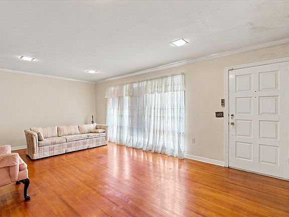 4th image of 904 Highland Ave