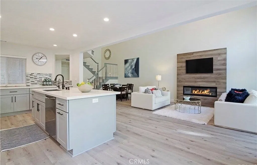 2 bed, 2.5 bath, 1473 sqft, $4,999 — Photo 3